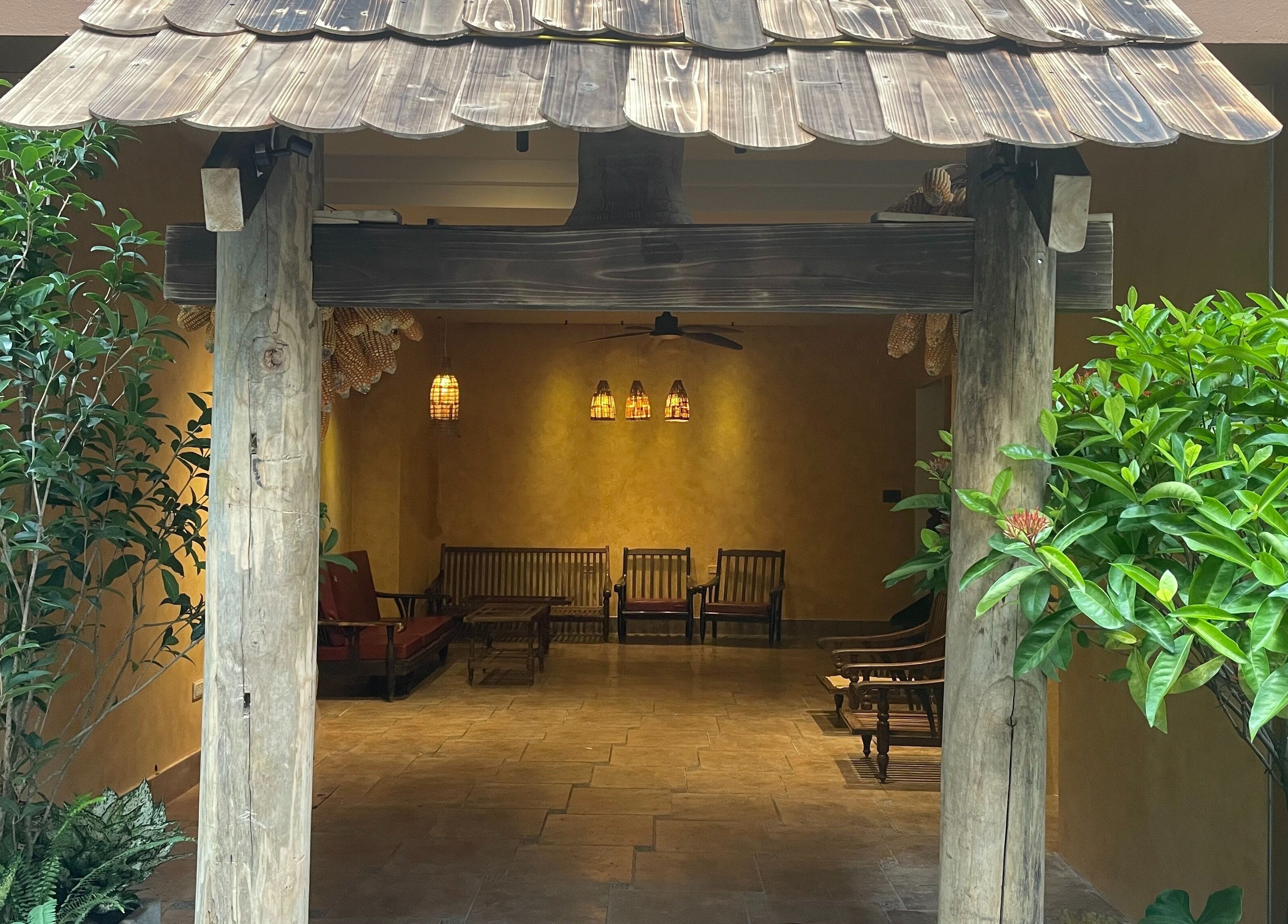 Entrance to Dao's Care Spa - Tây Hồ in Hà Nội, with wooden decor and lush greenery creating a serene atmosphere.