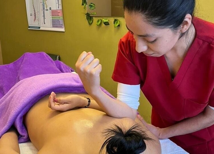Masajista en Allkarim & Salam durante sesión en San Juan de Pasto, Nariño, CO.
