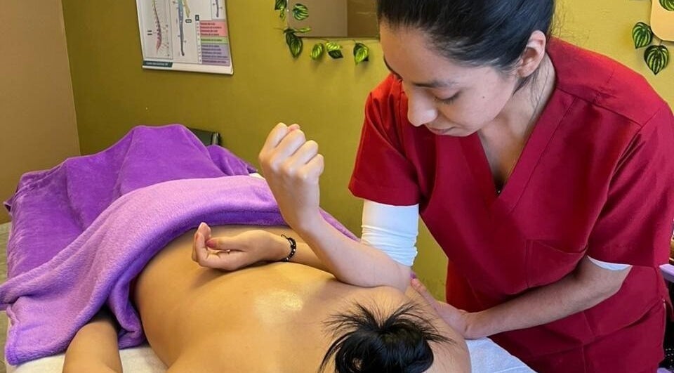 Masajista en Allkarim & Salam durante sesión en San Juan de Pasto, Nariño, CO.