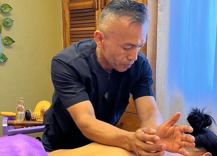 Profesional de masaje en Allkarim & Salam en San Juan de Pasto, Nariño, CO, ofreciendo una sesión relajante.