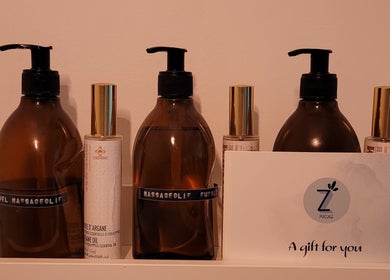 Aromatherapy oils and a gift card at Zenzamassage, Amsterdam, Noord-Holland, NL.