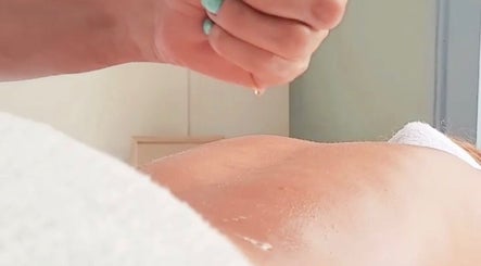 Massage oil being applied at Zenzamassage in Amsterdam, Noord-Holland, NL.