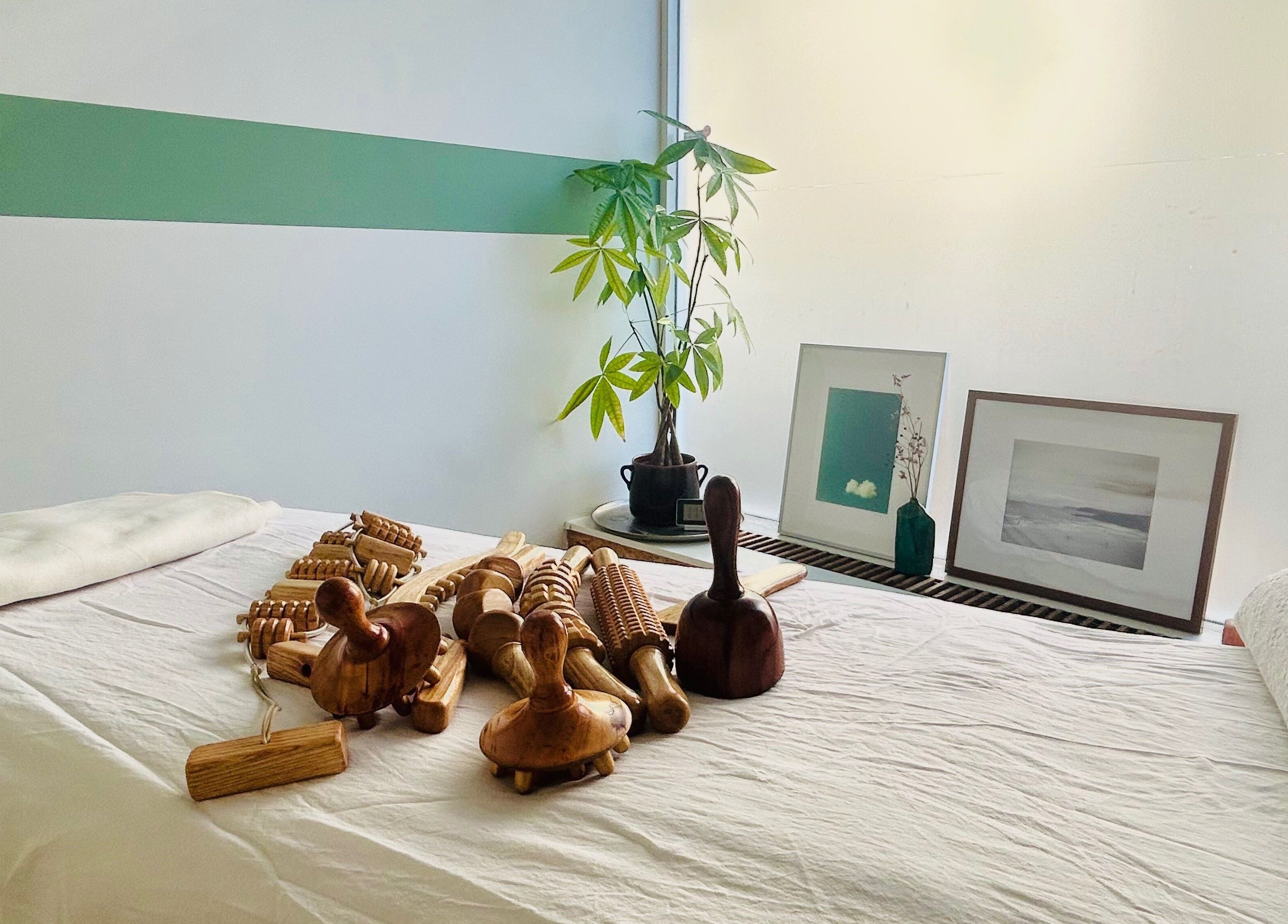 Relaxing massage room at Zenzamassage, Amsterdam, Noord-Holland, NL with wooden tools and soothing decor.