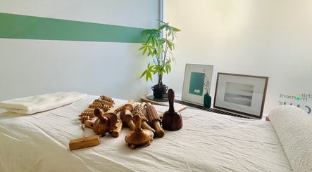 Relaxing massage room at Zenzamassage, Amsterdam, Noord-Holland, NL with wooden tools and soothing decor.