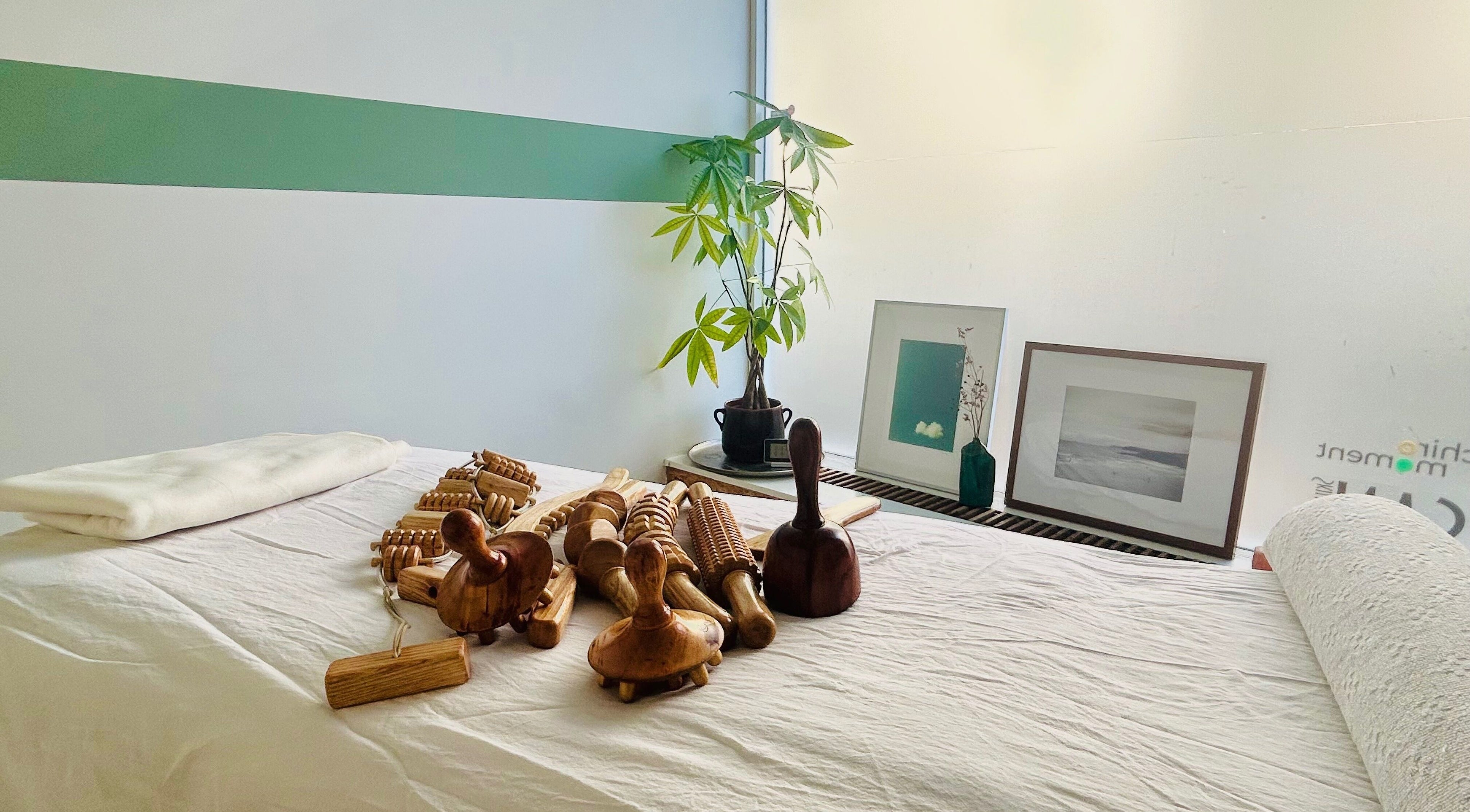 Relaxing massage room at Zenzamassage, Amsterdam, Noord-Holland, NL with wooden tools and soothing decor.