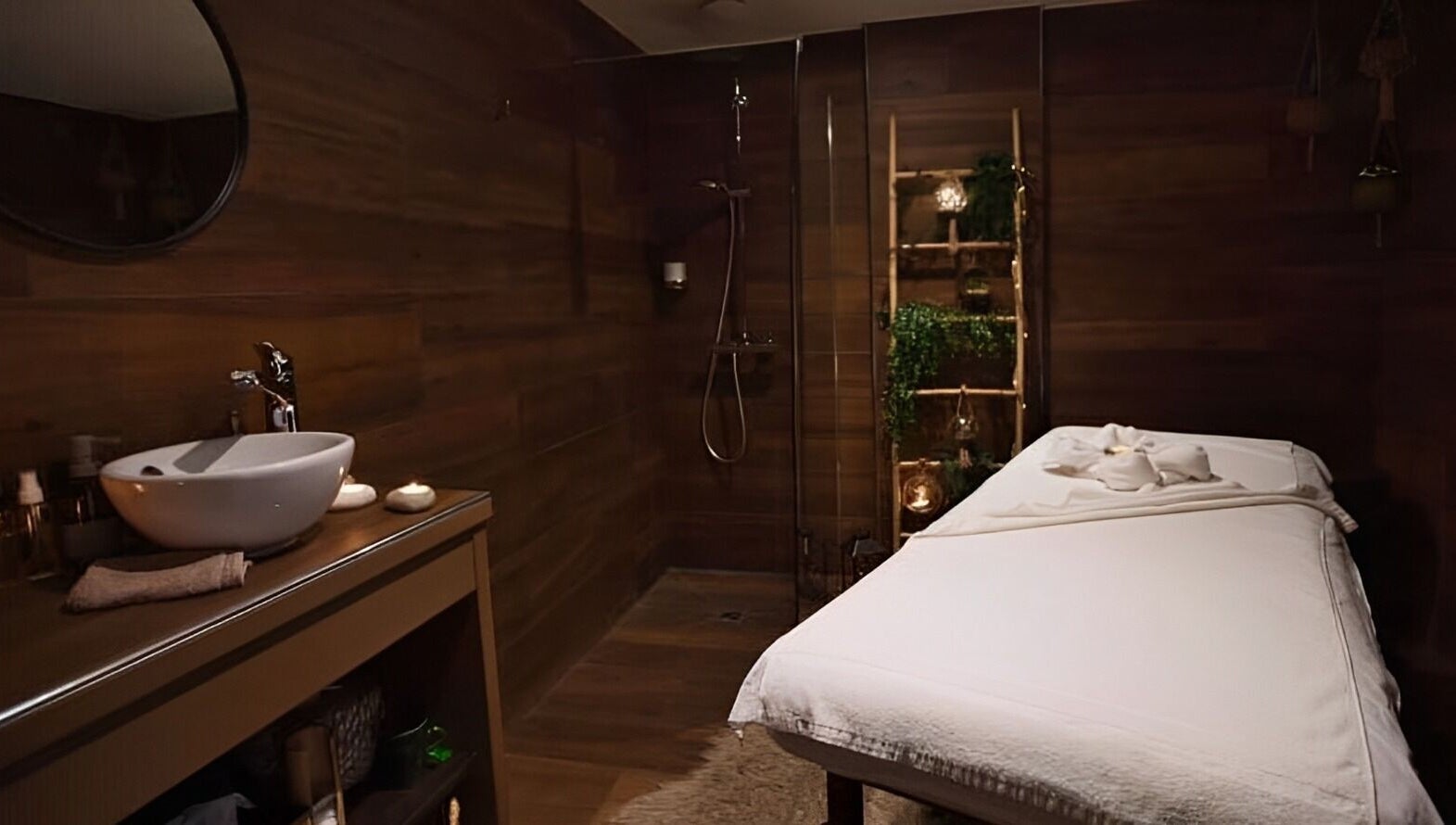 Salle de massage apaisante à O'thera Spa, Poissy, Île-de-France, FR avec table et lavabo moderne.