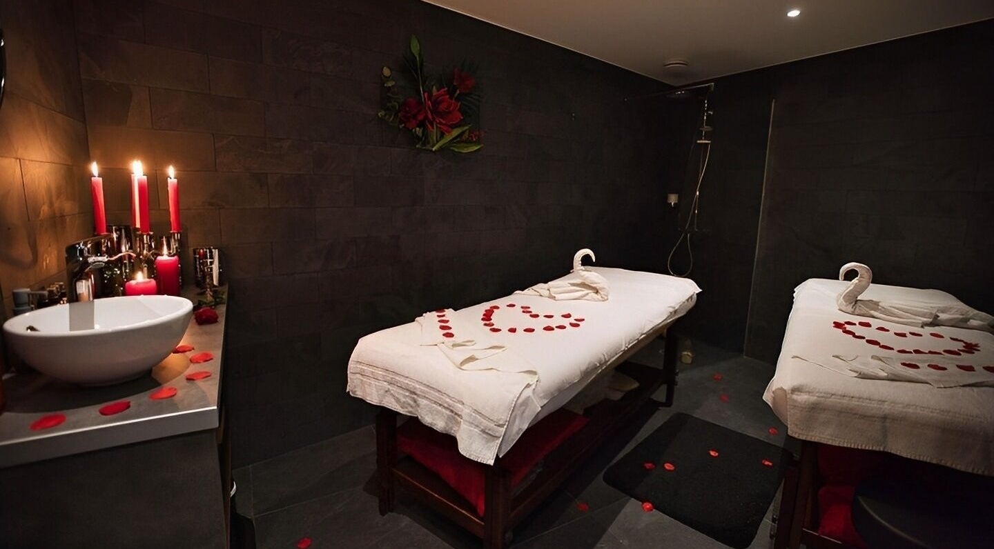 Salle de massage romantique avec décor pétales à O'thera Spa, Poissy, Île-de-France, FR.