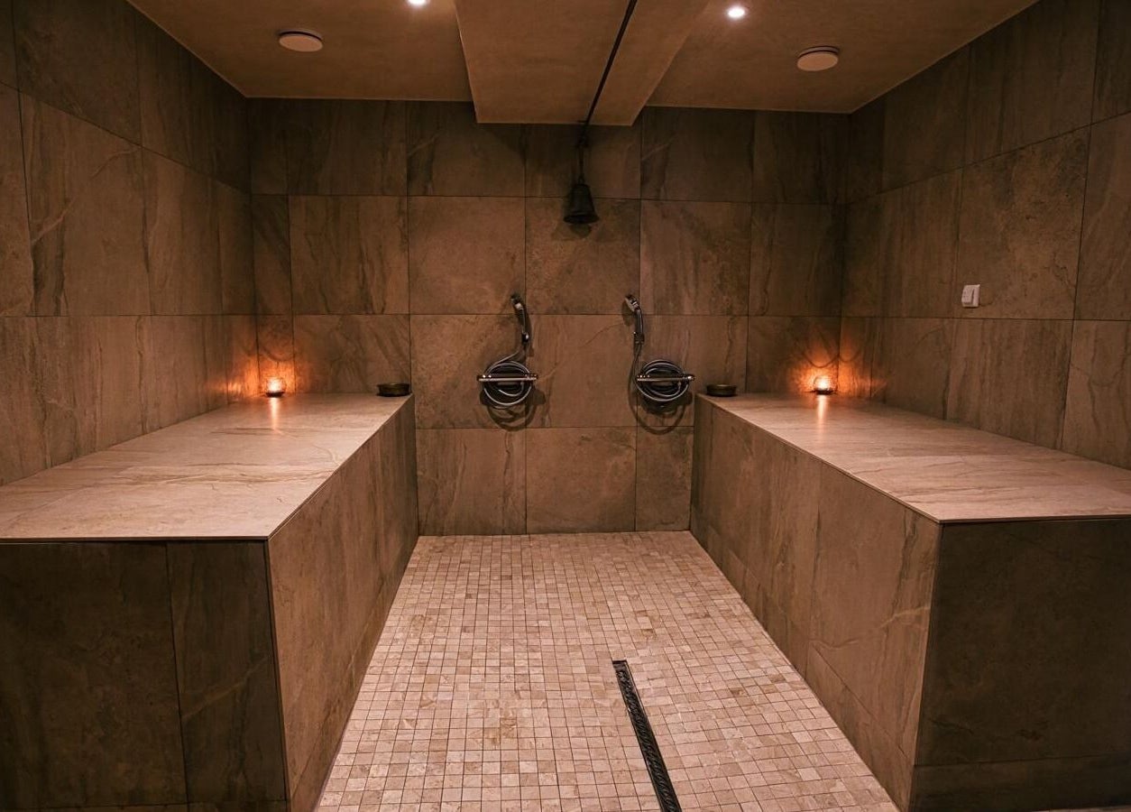 Hammam élégant chez O'thera Spa à Poissy, Île-de-France, FR, éclairé par des bougies pour une relaxation ultime.