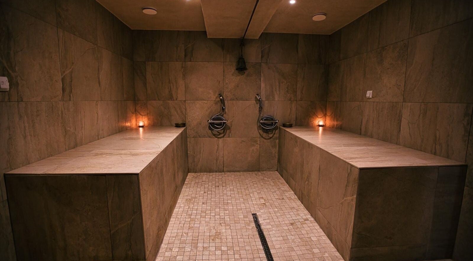 Hammam élégant chez O'thera Spa à Poissy, Île-de-France, FR, éclairé par des bougies pour une relaxation ultime.