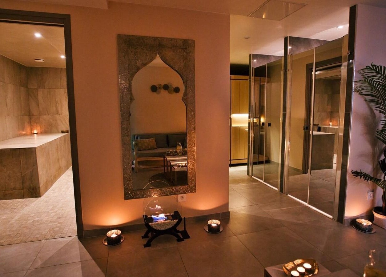 Espace serein à O'thera Spa, Poissy, Île-de-France, FR, avec décoration élégante et lumière douce.