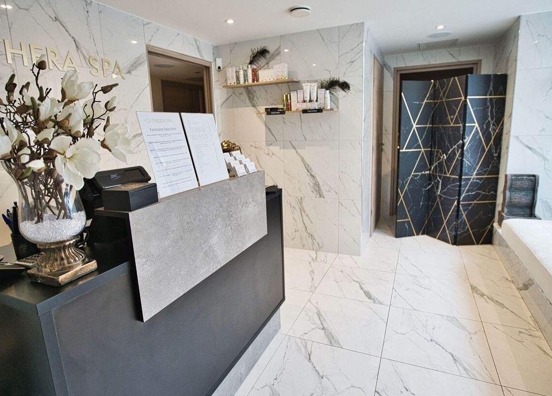 Accueil élégant de O'thera Spa à Poissy, Île-de-France, FR avec déco moderne en marbre.