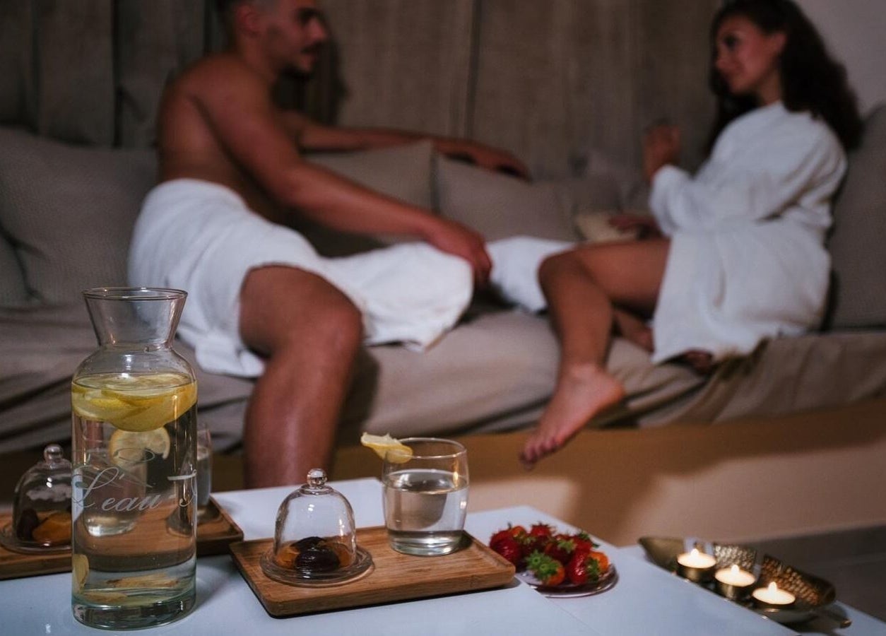 Détente à O'thera Spa, Poissy, Île-de-France, FR avec une boisson et bougies.