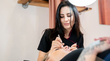 Essence Lashes & Beauty image 3