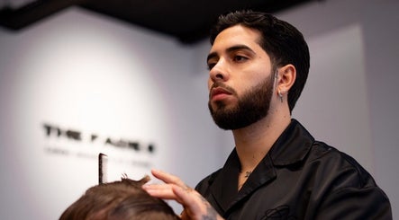 Barbero trabajando en The Fade | Barber Salon, Vitoria-gasteiz, País Vasco, ES.