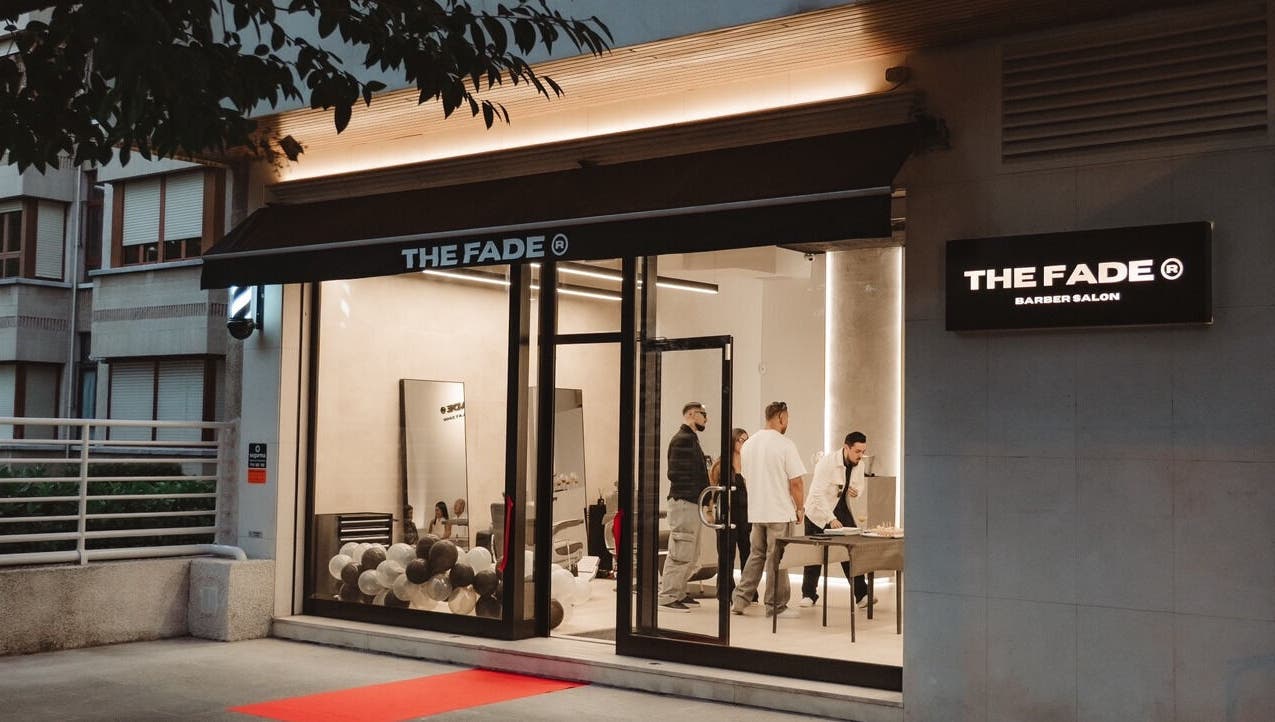 Fachada de The Fade | Barber Salon en Vitoria-gasteiz, País Vasco, ES, mostrando su ambiente moderno.
