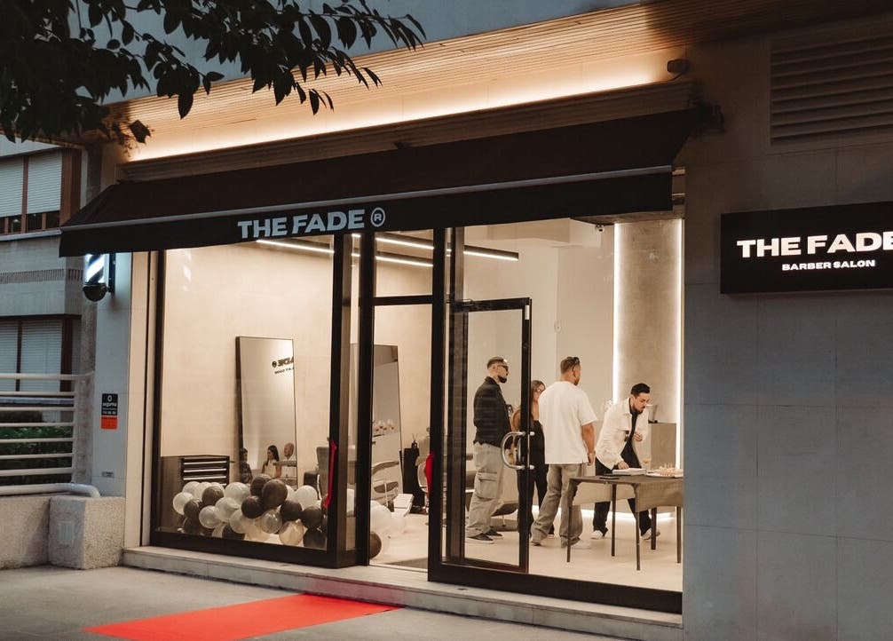 Fachada de The Fade | Barber Salon en Vitoria-gasteiz, País Vasco, ES, mostrando su ambiente moderno.