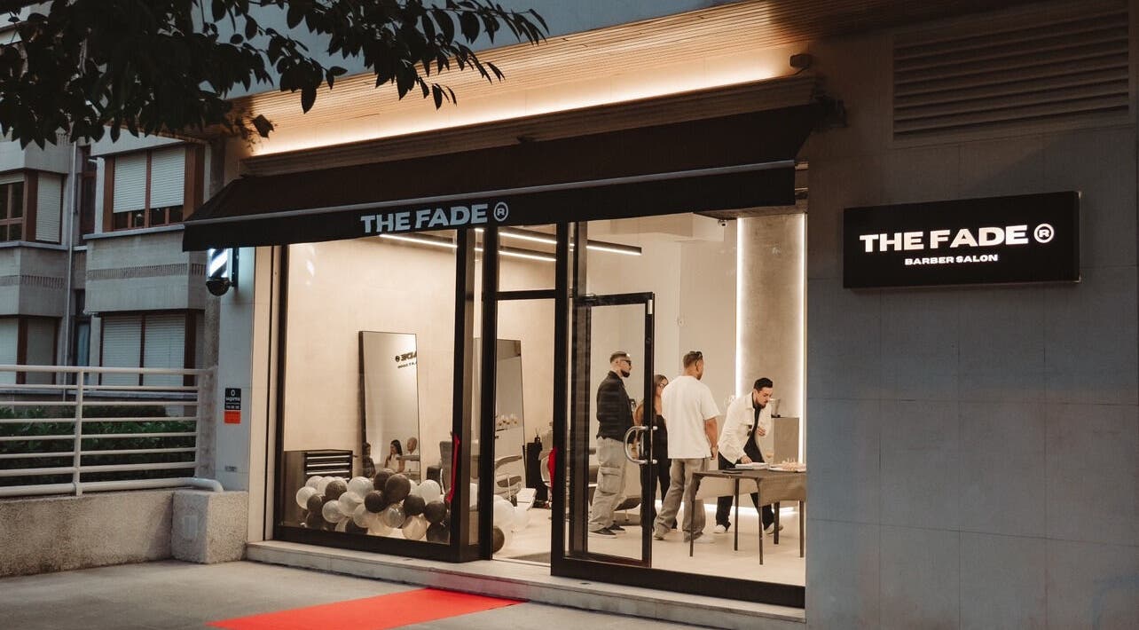 Fachada de The Fade | Barber Salon en Vitoria-gasteiz, País Vasco, ES, mostrando su ambiente moderno.