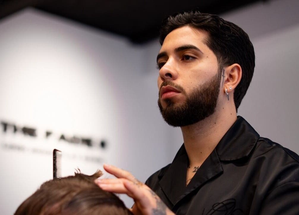 Barbero estilizando cabello en The Fade | Barber Salon, Vitoria-gasteiz, País Vasco, ES.