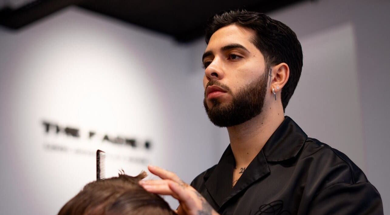 Barbero estilizando cabello en The Fade | Barber Salon, Vitoria-gasteiz, País Vasco, ES.