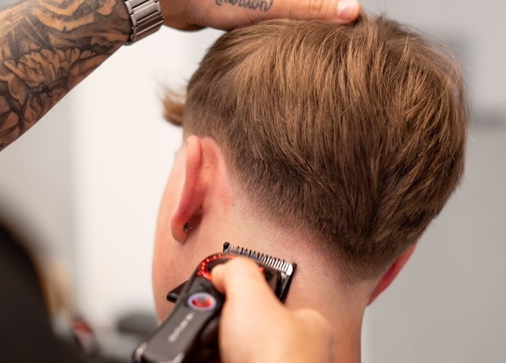 Un peluquero realiza un corte preciso en The Fade | Barber Salon, Vitoria-gasteiz, País Vasco, ES.