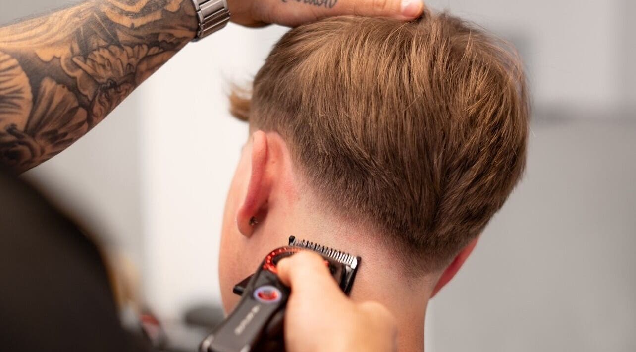 Un peluquero realiza un corte preciso en The Fade | Barber Salon, Vitoria-gasteiz, País Vasco, ES.