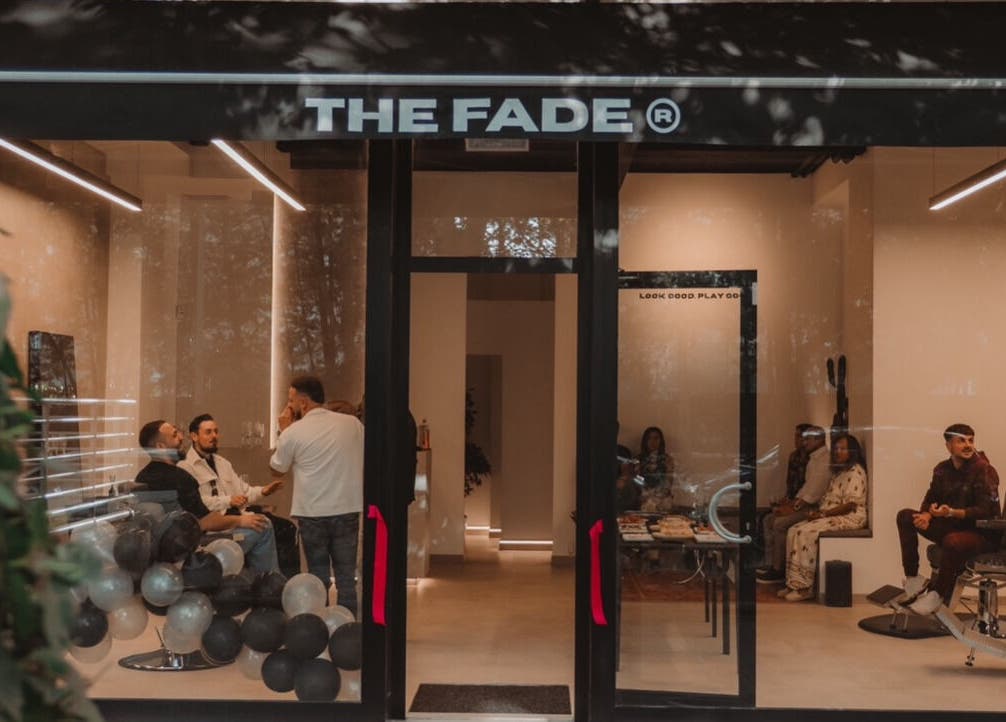 Vista de la entrada de The Fade | Barber Salon en Vitoria-gasteiz, País Vasco, ES con clientes esperando.