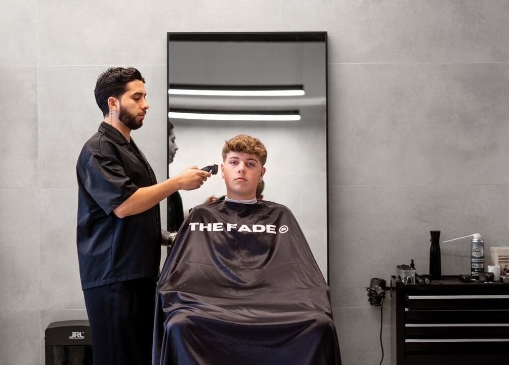 Barbero en The Fade | Barber Salon, Vitoria-gasteiz, País Vasco, ES, atendiendo a un cliente en el espejo.