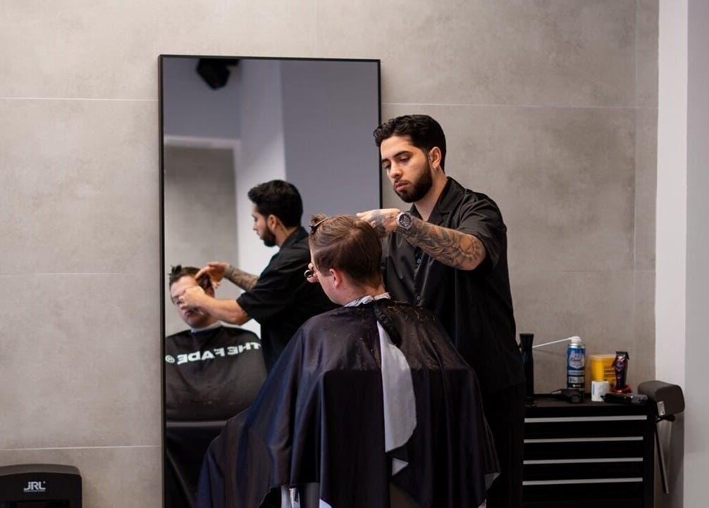Barbero profesional en The Fade | Barber Salon, Vitoria-gasteiz, País Vasco, ES, realiza un corte de cabello.
