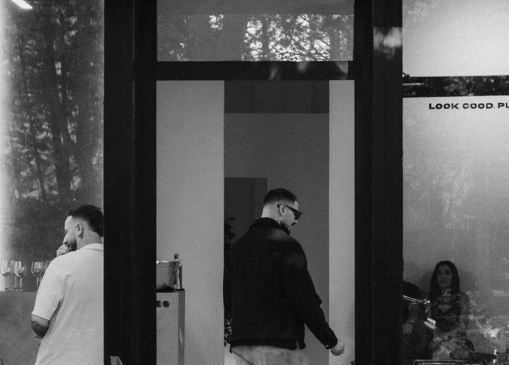 Interior de The Fade | Barber Salon en Vitoria-gasteiz, País Vasco, ES, con dos hombres conversando animadamente.