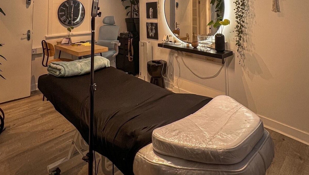 Relaxing therapy room at Vivere Concept, Dublin 2, County Dublin, IE with cozy massage bed and ambient lighting.