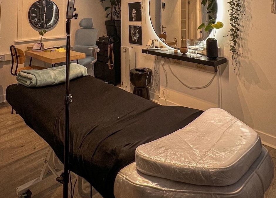 Relaxing therapy room at Vivere Concept, Dublin 2, County Dublin, IE with cozy massage bed and ambient lighting.