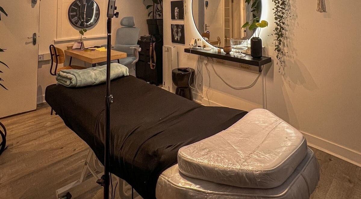 Relaxing therapy room at Vivere Concept, Dublin 2, County Dublin, IE with cozy massage bed and ambient lighting.