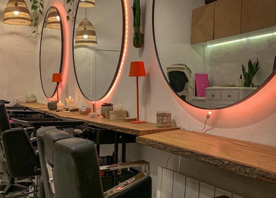 Elegant salon interior at Vivere Concept, Dublin 2, County Dublin, IE, featuring stylish mirrors and lighting.