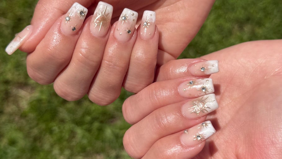 Elegant nail art with sparkles at Nail House and Spa, Hollywood, Florida, US. Perfect for a glamorous look.