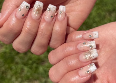 Elegant nail art with sparkles at Nail House and Spa, Hollywood, Florida, US. Perfect for a glamorous look.