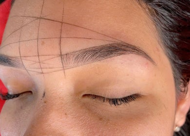 Diseño de cejas en Le Shimmer Nails Salon, Hormigueros, Hormigueros, PR, mostrando precisión y detalle.