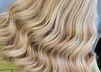 Cabello rubio con ondas suaves en Le Shimmer Nails Salon, Hormigueros, Hormigueros, PR.