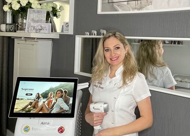 Professional at Roza Health & Beauty, London, England, GB with modern beauty equipment.