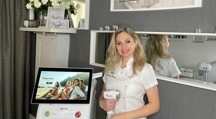 Professional at Roza Health & Beauty, London, England, GB with modern beauty equipment.