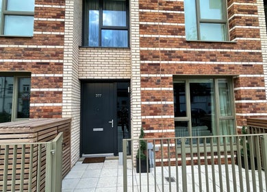 Exterior facade of Roza Health & Beauty in London, England, GB showcasing modern brick design.