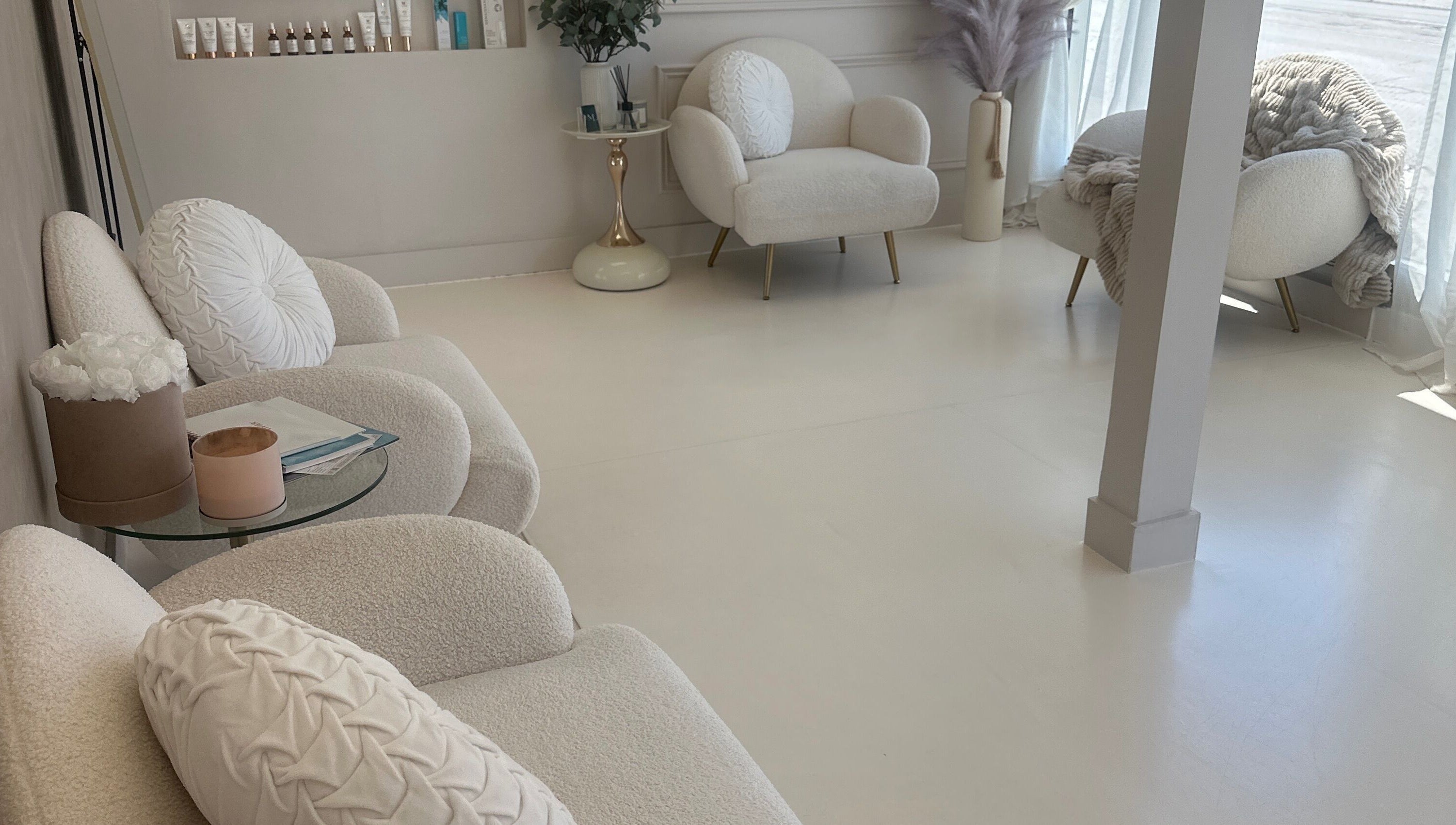 Espace détente chic chez Mlaser à Laval, Québec, CA avec fauteuils et décoration raffinée.