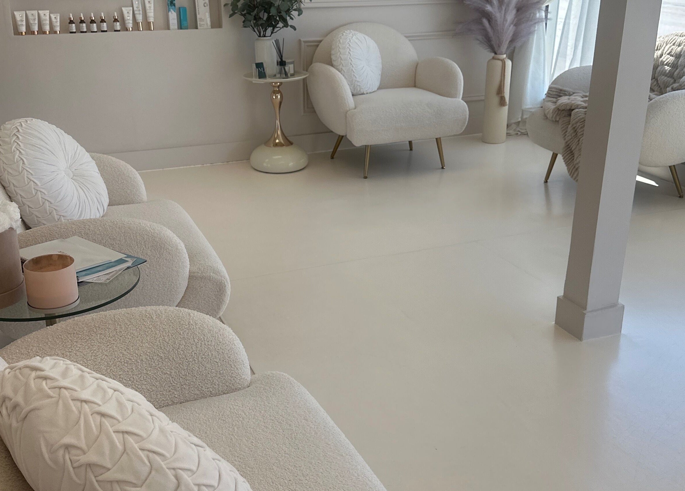 Espace détente chic chez Mlaser à Laval, Québec, CA avec fauteuils et décoration raffinée.