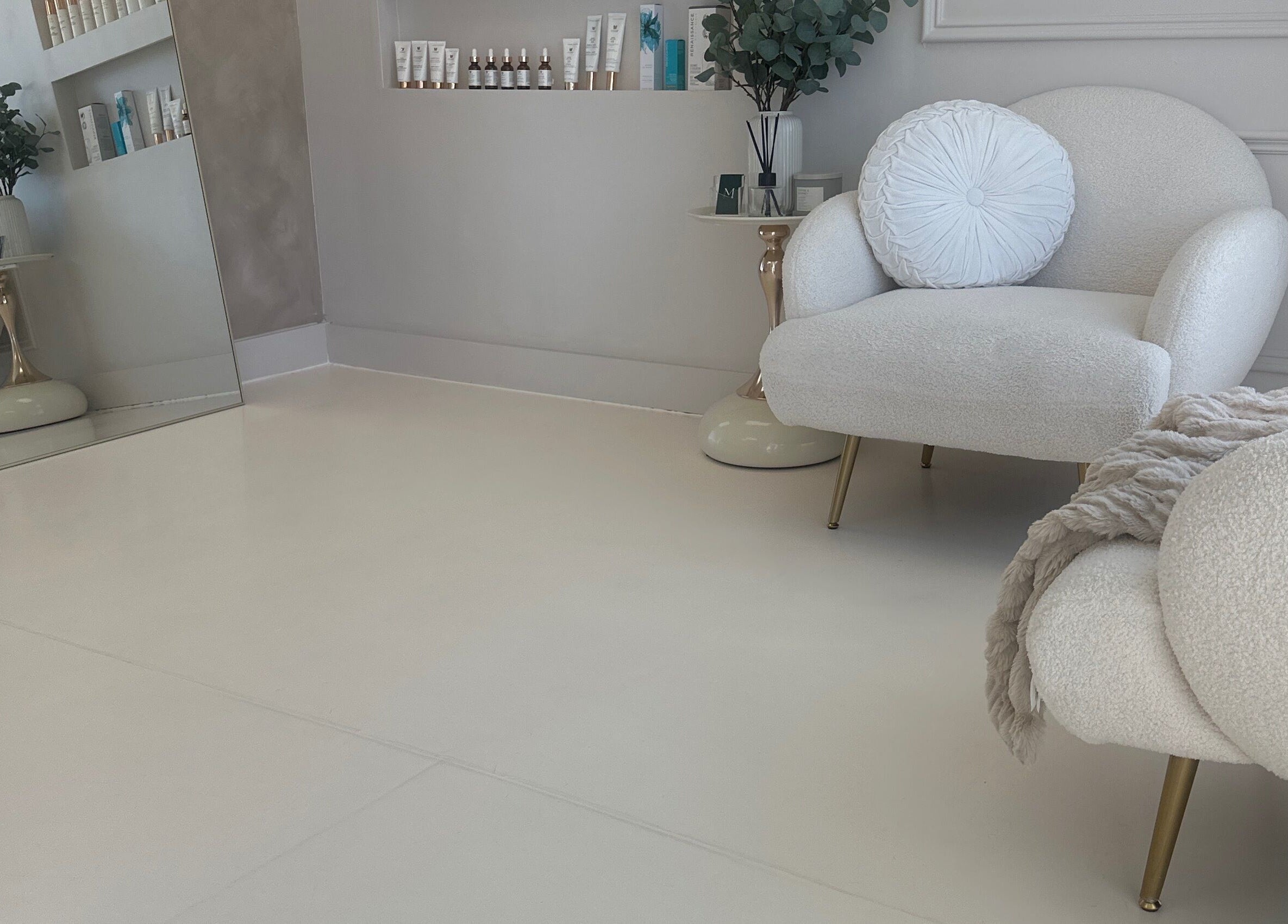 L'élégant salon Mlaser à Laval, Québec, CA, avec fauteuils blancs et décoration moderne.