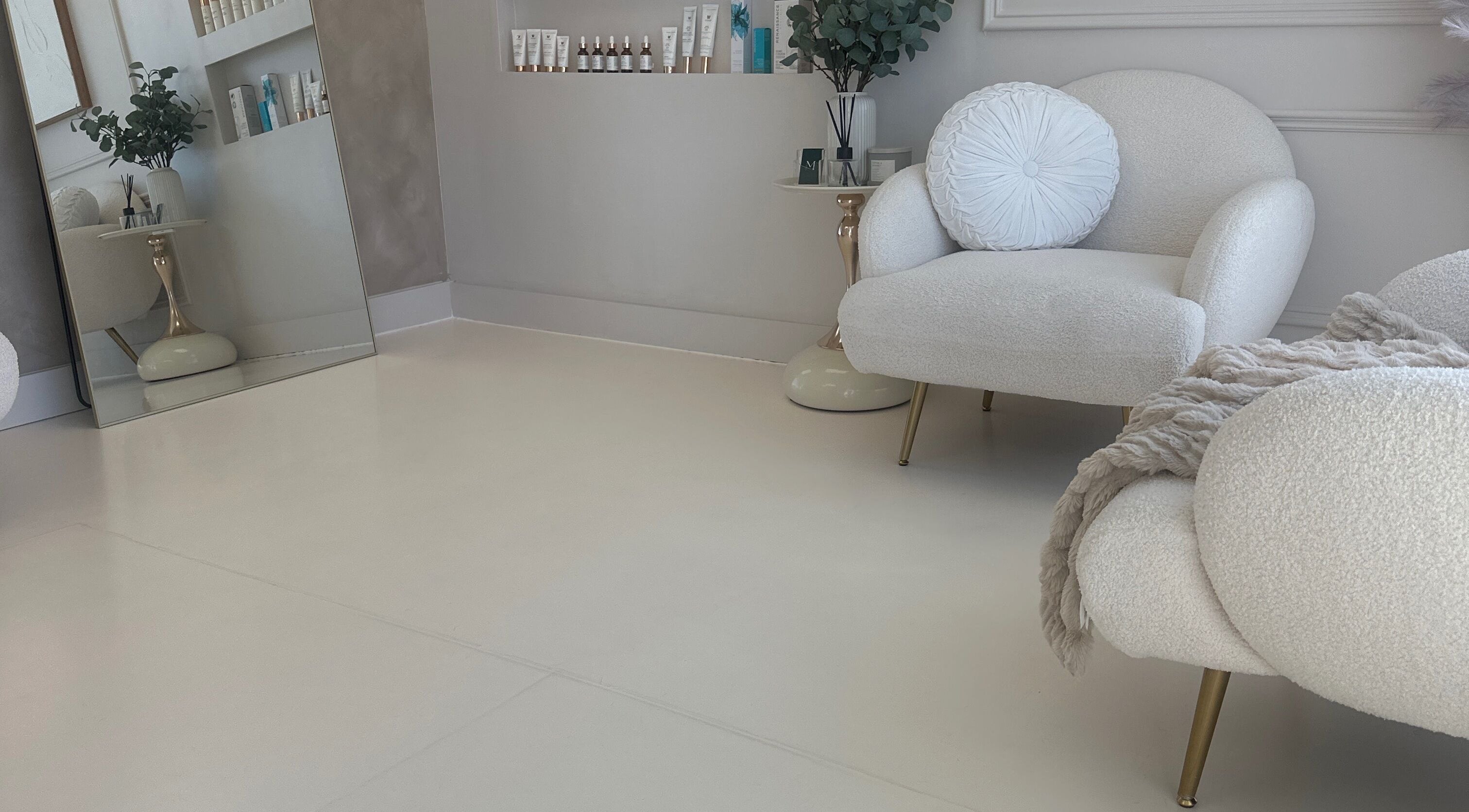 L'élégant salon Mlaser à Laval, Québec, CA, avec fauteuils blancs et décoration moderne.