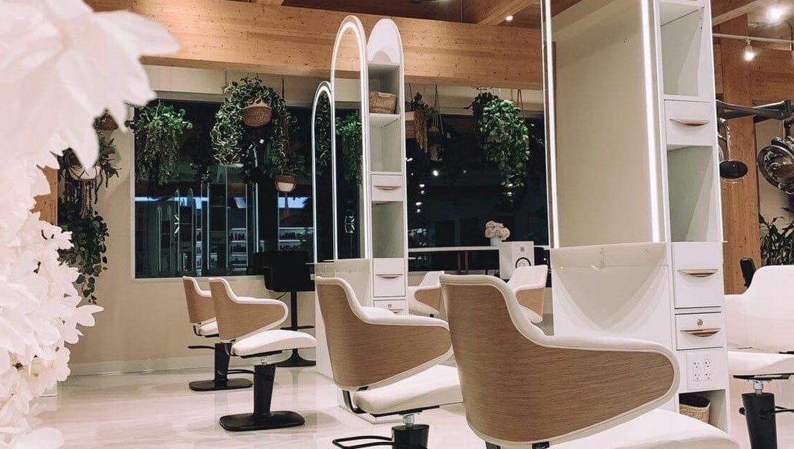 Espace moderne de Studios Kevins-Kyle, Mirabel, Québec, CA, avec sièges et miroirs élégants.