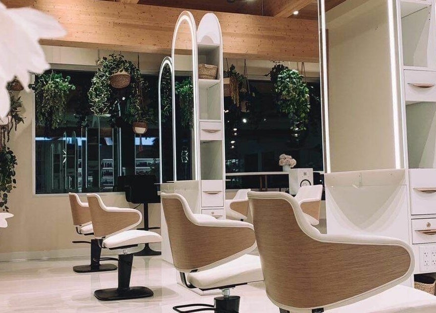 Espace moderne de Studios Kevins-Kyle, Mirabel, Québec, CA, avec sièges et miroirs élégants.