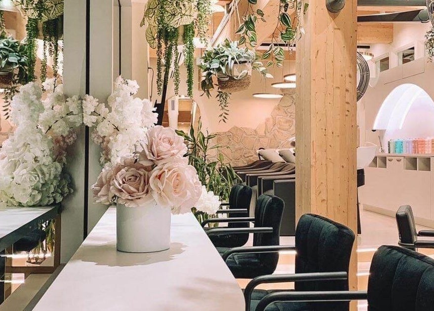 Intérieur élégant de Studios Kevins-Kyle à Mirabel, Québec, CA avec fleurs et mobilier moderne.