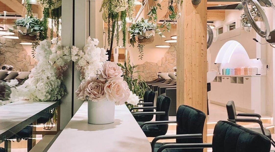 Intérieur élégant de Studios Kevins-Kyle à Mirabel, Québec, CA avec fleurs et mobilier moderne.