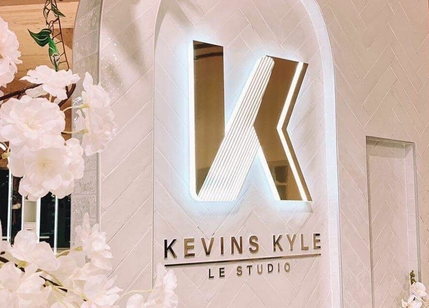 Logo moderne de Studios Kevins-Kyle avec fleurs à Mirabel, Québec, CA