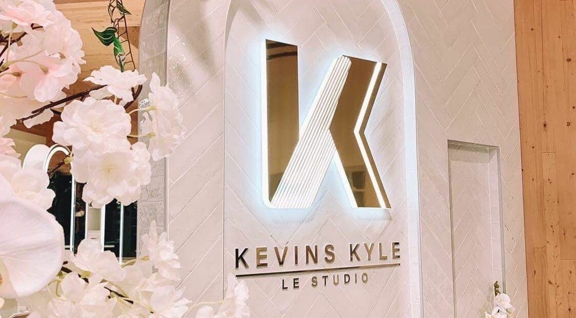 Logo moderne de Studios Kevins-Kyle avec fleurs à Mirabel, Québec, CA